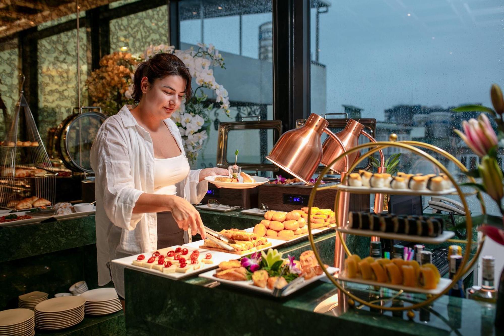 Le Premier Hotel & Rooftop Bar Hanoi Buitenkant foto
