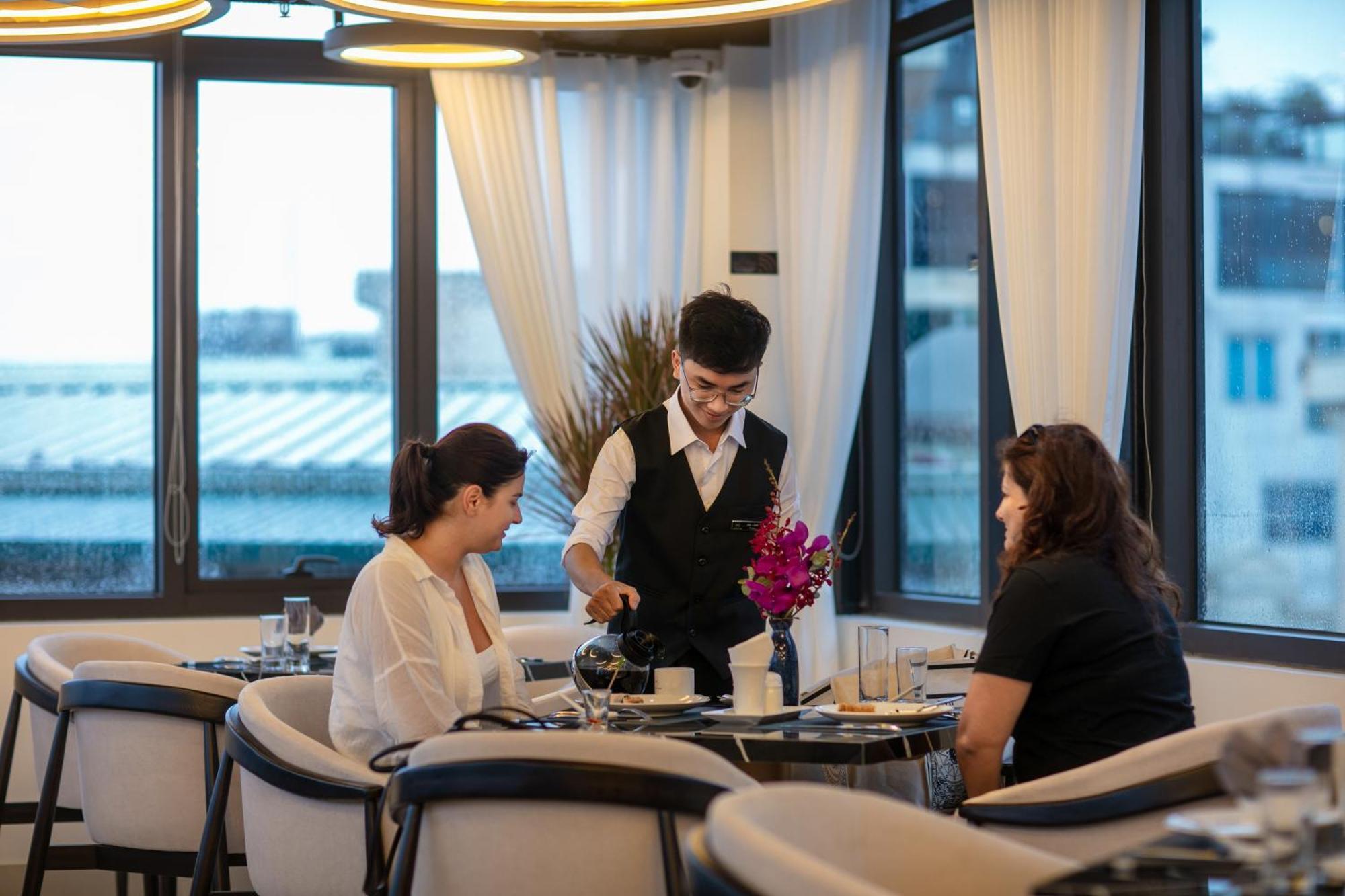 Le Premier Hotel & Rooftop Bar Hanoi Buitenkant foto