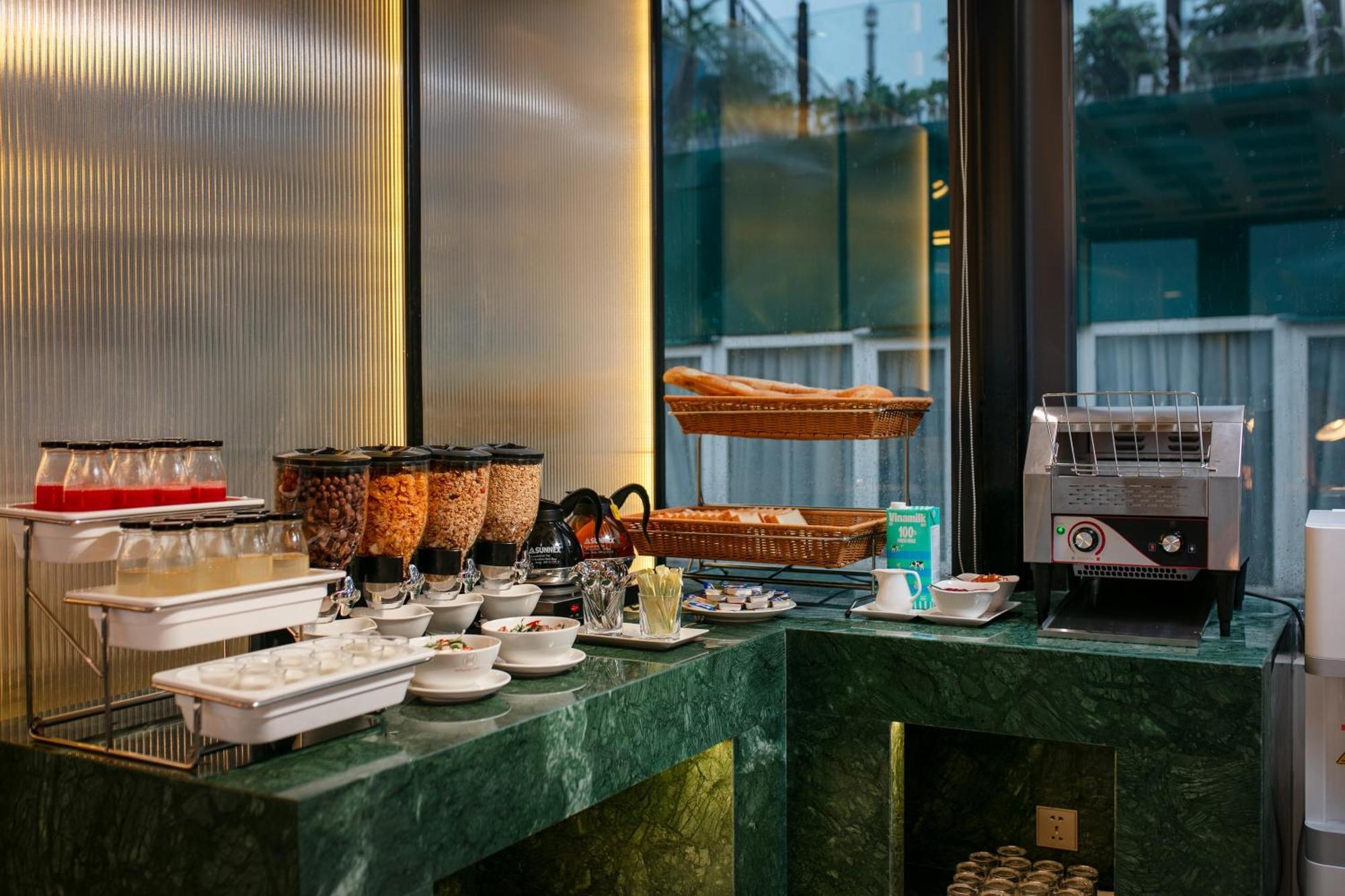 Le Premier Hotel & Rooftop Bar Hanoi Buitenkant foto