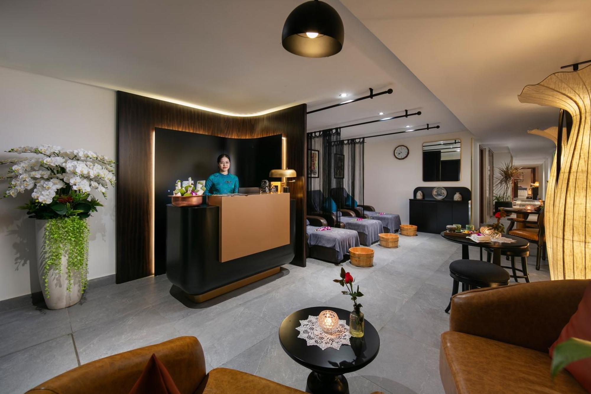 Le Premier Hotel & Rooftop Bar Hanoi Buitenkant foto