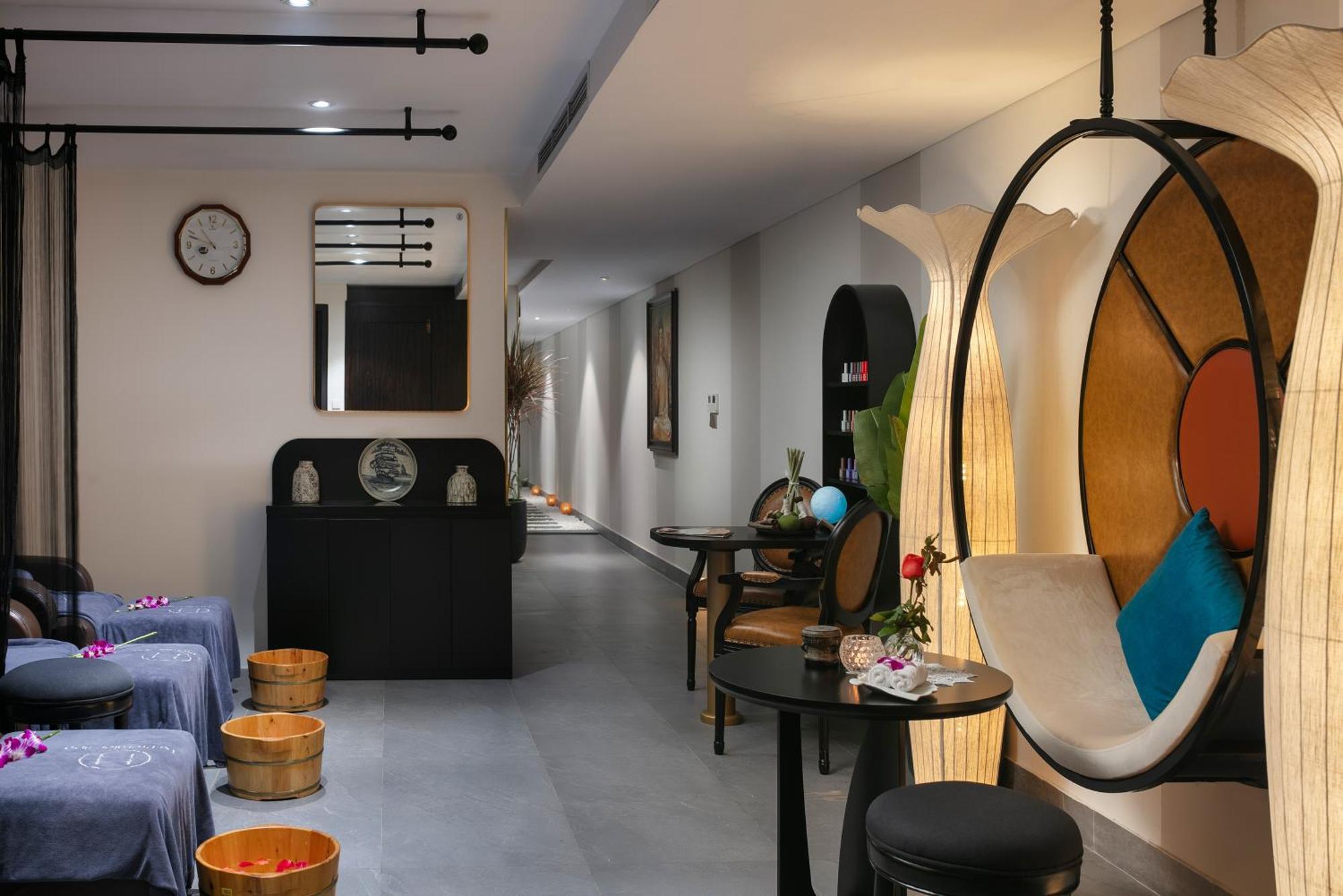 Le Premier Hotel & Rooftop Bar Hanoi Buitenkant foto