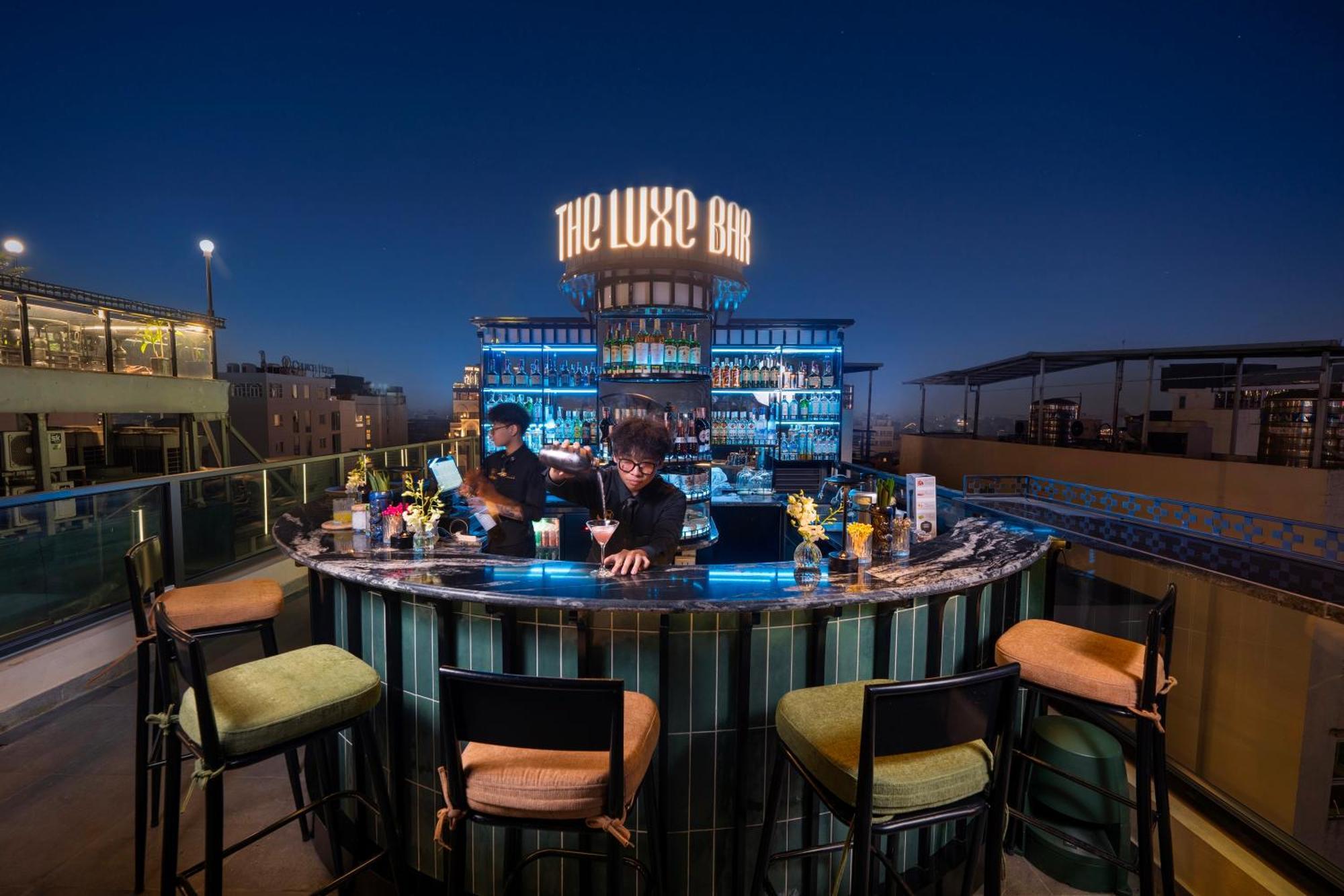 Le Premier Hotel & Rooftop Bar Hanoi Buitenkant foto