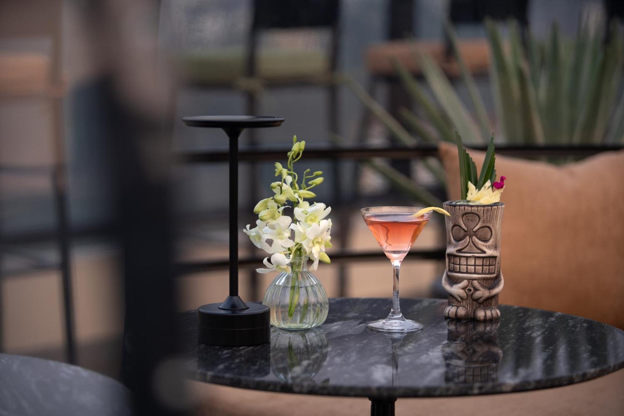 Le Premier Hotel & Rooftop Bar Hanoi Buitenkant foto